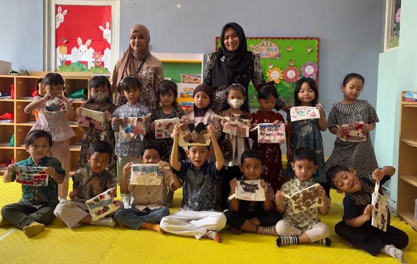 Anak-anak Kindergarten memamerkan hasil karya batik
