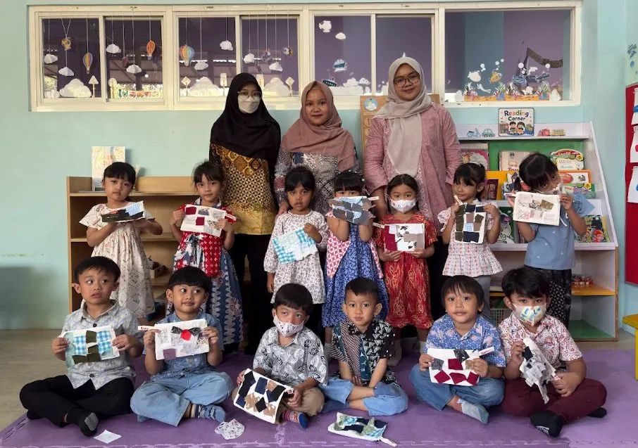 Anak-anak Playgroup PGKG Semesta bersama guru menunjukkan kain batik tie-dye