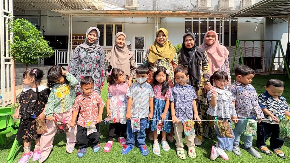 Anak-anak PGKG Semesta menjemur hasil karya batik di halaman sekolah