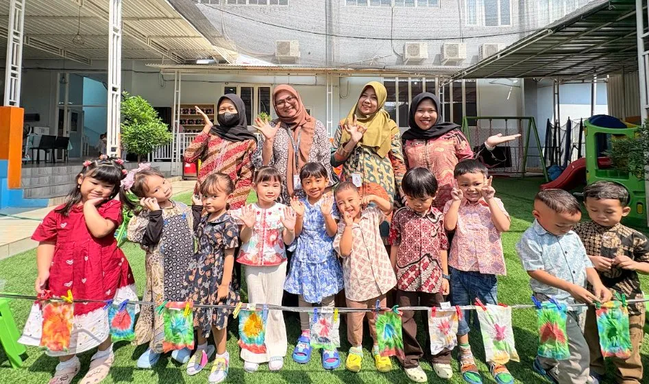 Guru dan anak-anak PGKG Semesta berfoto bersama hasil karya batik