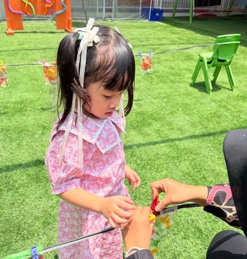 Seorang anak menjemur kain batik tie-dye