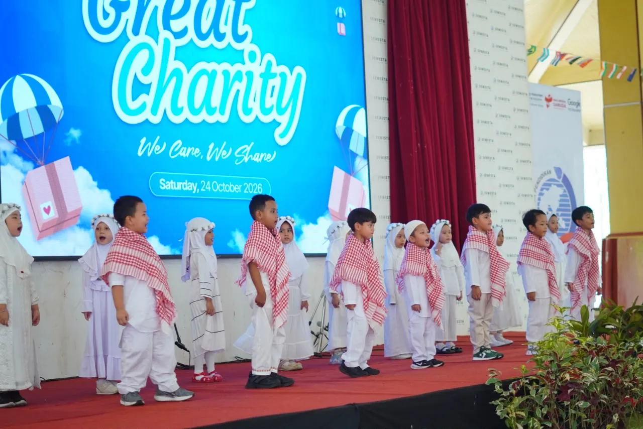 Siswa-siswi muda Semesta tampil di panggung di depan latar Great Charity