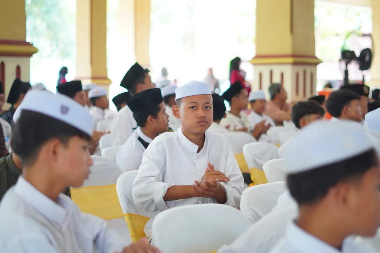 Siswa berpakaian putih duduk di antara hadirin di Graha Semesta
