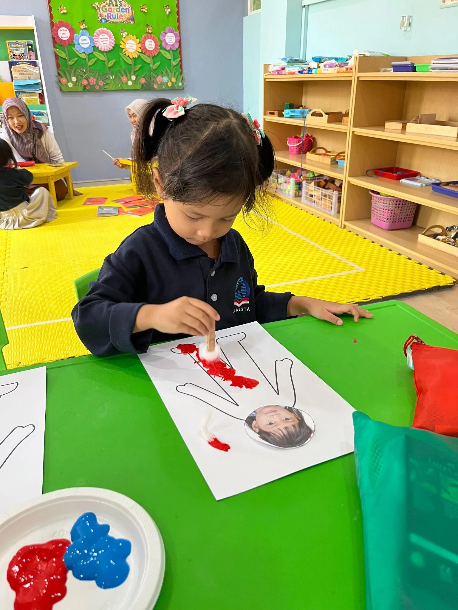 Anak menyusun kegiatan di meja kelas