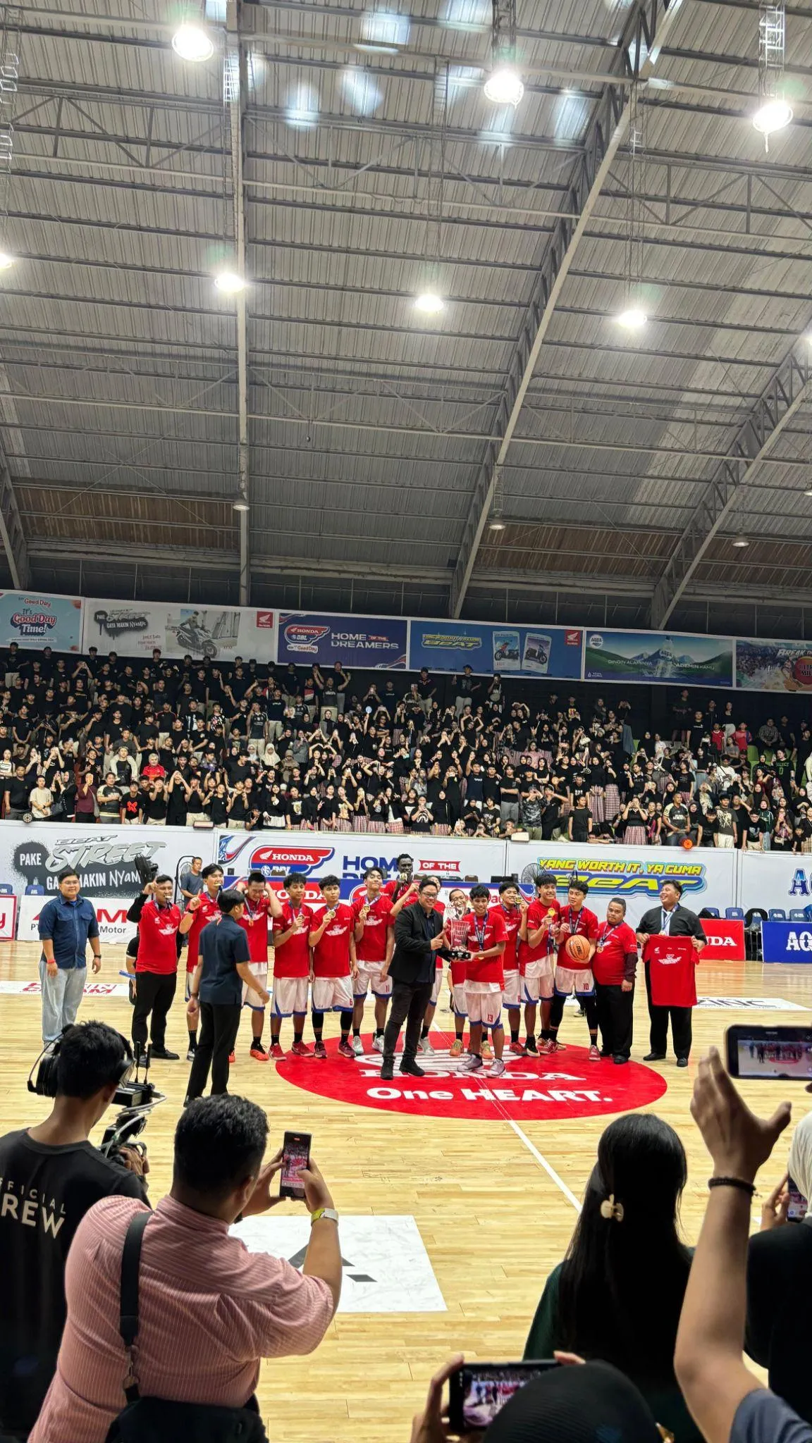 Tim basket SMA Semesta setelah meraih gelar juara DBL Central Java 2026